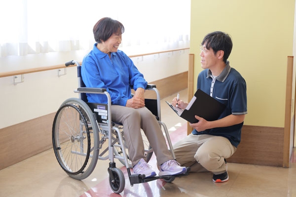 介護士と車椅子の利用者さま