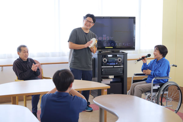 カラオケを楽しむ利用者様